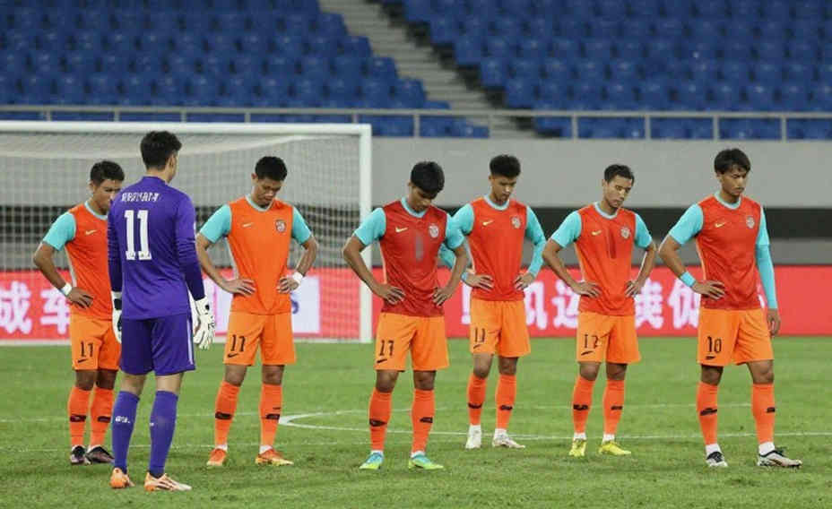 একটি হাঁটু, একটি ক্যালেন্ডার, একটি জাতির অপেক্ষা — মার্সেলিনো ফের্দিনানের ২০২৭ এশিয়ান কাপ দৌড়ের ভেতরের হিসাব